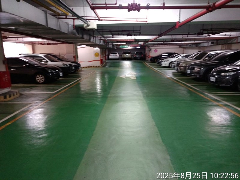停車場內部1