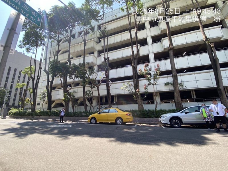 停車場後方喬木
