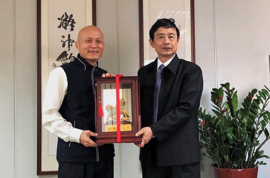 臺中市政府財政局 活動相簿 台中市第二信用合作社熱心社會公益 財政局羅仙法局長特地前往二信向二信李福振總經理致謝